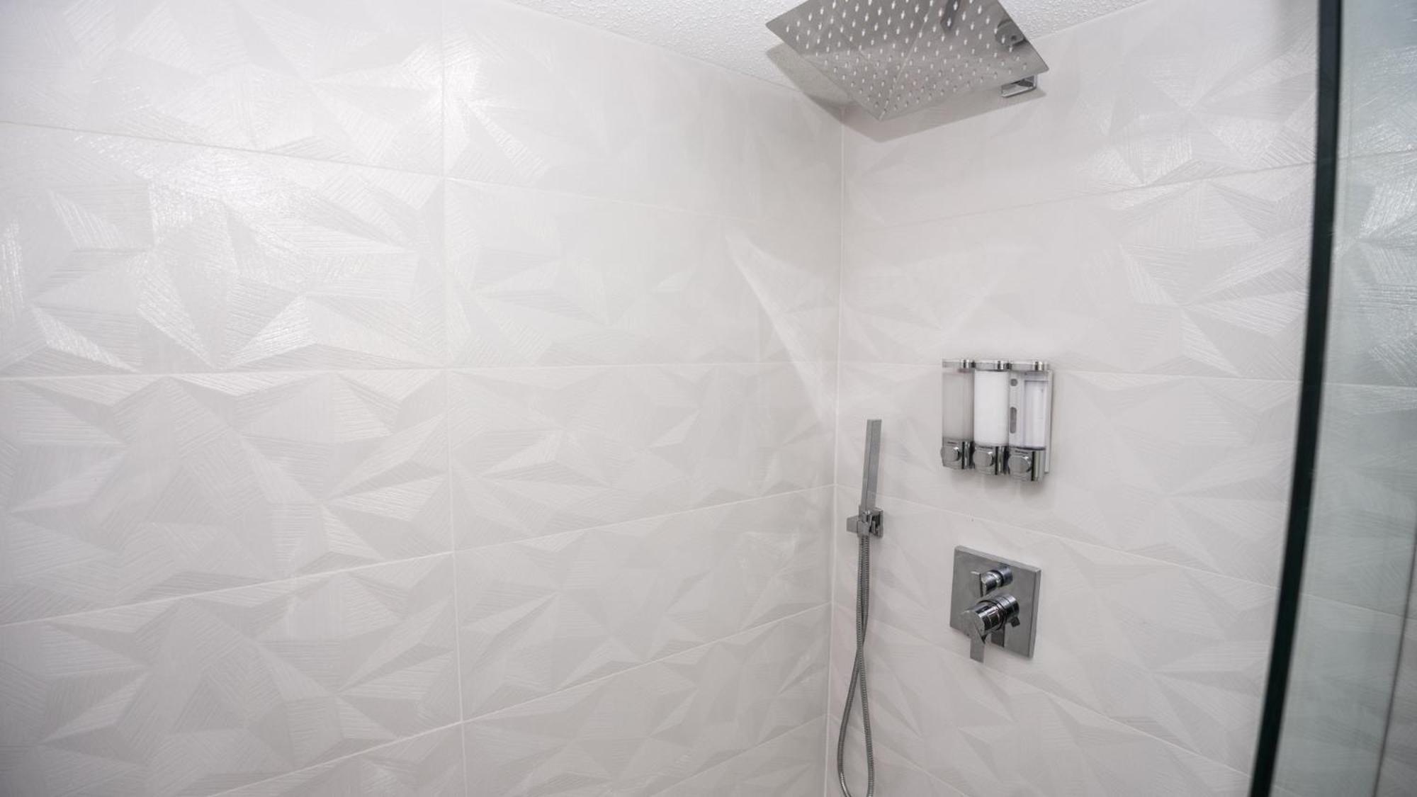 New Rental - 3Br 3Ba Corner Beachfront - 2024 Remodel - 3 Pools, Tiki Hut, Gym, Tennis パナマシティービーチ エクステリア 写真